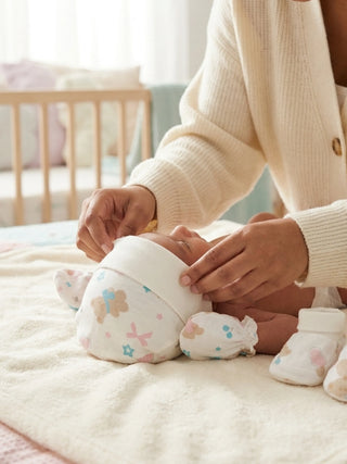 Newborn Cap, Mittens & Booties Set – White Print - Kidulan