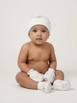 Newborn Cap, Mittens & Booties Set – White Print - Kidulan